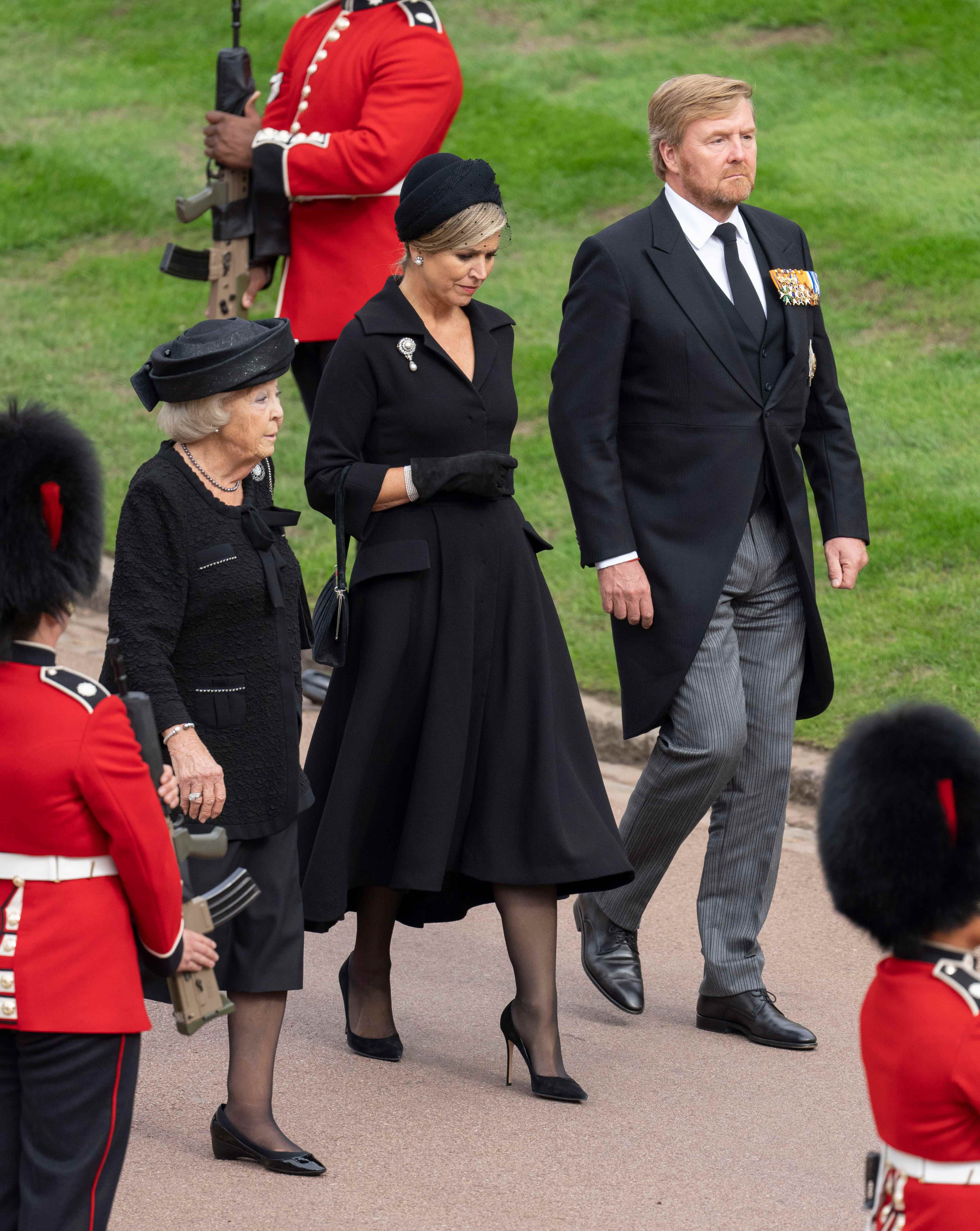 König Willem-Alexander der Niederlande und Königin Maxima der Niederlande mit Prinzessin Beatrix der Niederlande auf Schloss Windsor am 19. September 2022 in Windsor, England.