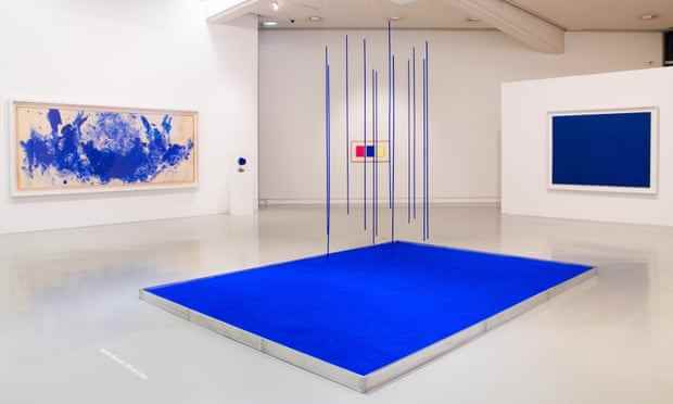 Leuchtend blaue Kunstwerke von Yves Klein im Musée d'Art Moderne et d'Art Contemporain.