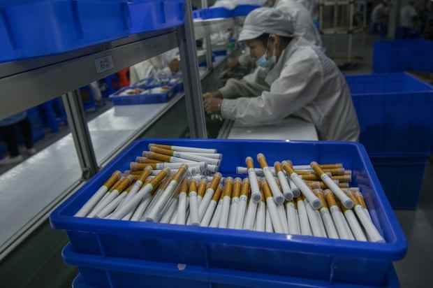 Arbeiter verpacken E-Zigaretten in der Produktionslinie von First Union, einem der führenden Hersteller von Dampfprodukten in China.