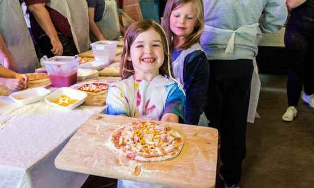 Ein Familienworkshop zum Pizzabacken bei Oakfire Pizza im Marina Market.