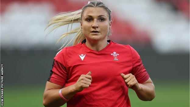Lowri Norkett hat nach ihrem Debüt gegen Kanada zwei Länderspiele für Wales bestritten