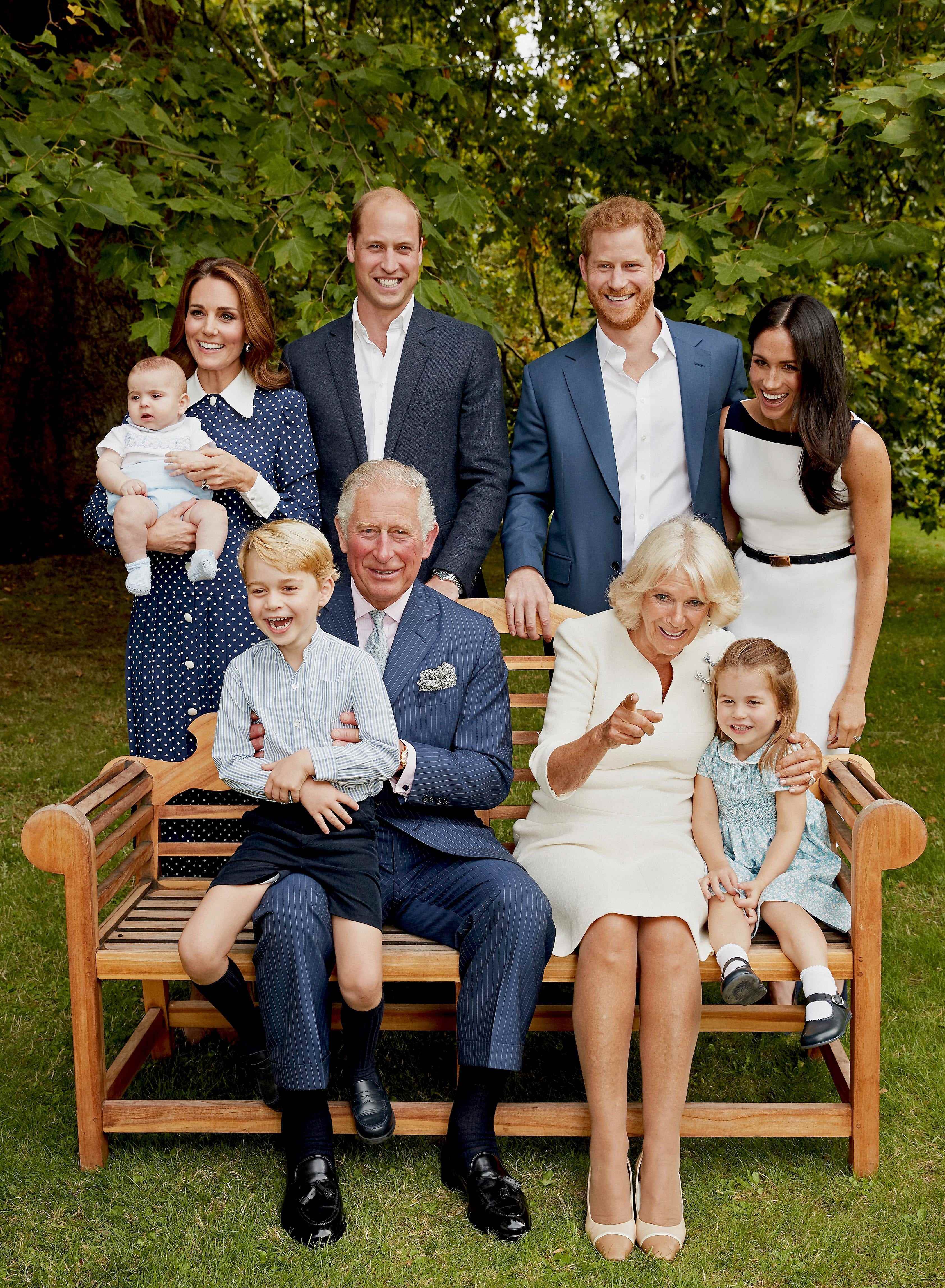 Ein Porträt der königlichen Familie mit Prinz Charles, Camilla, Prinz William, Kate Middleton, ihren Kindern sowie Prinz Harry und Meghan Markle