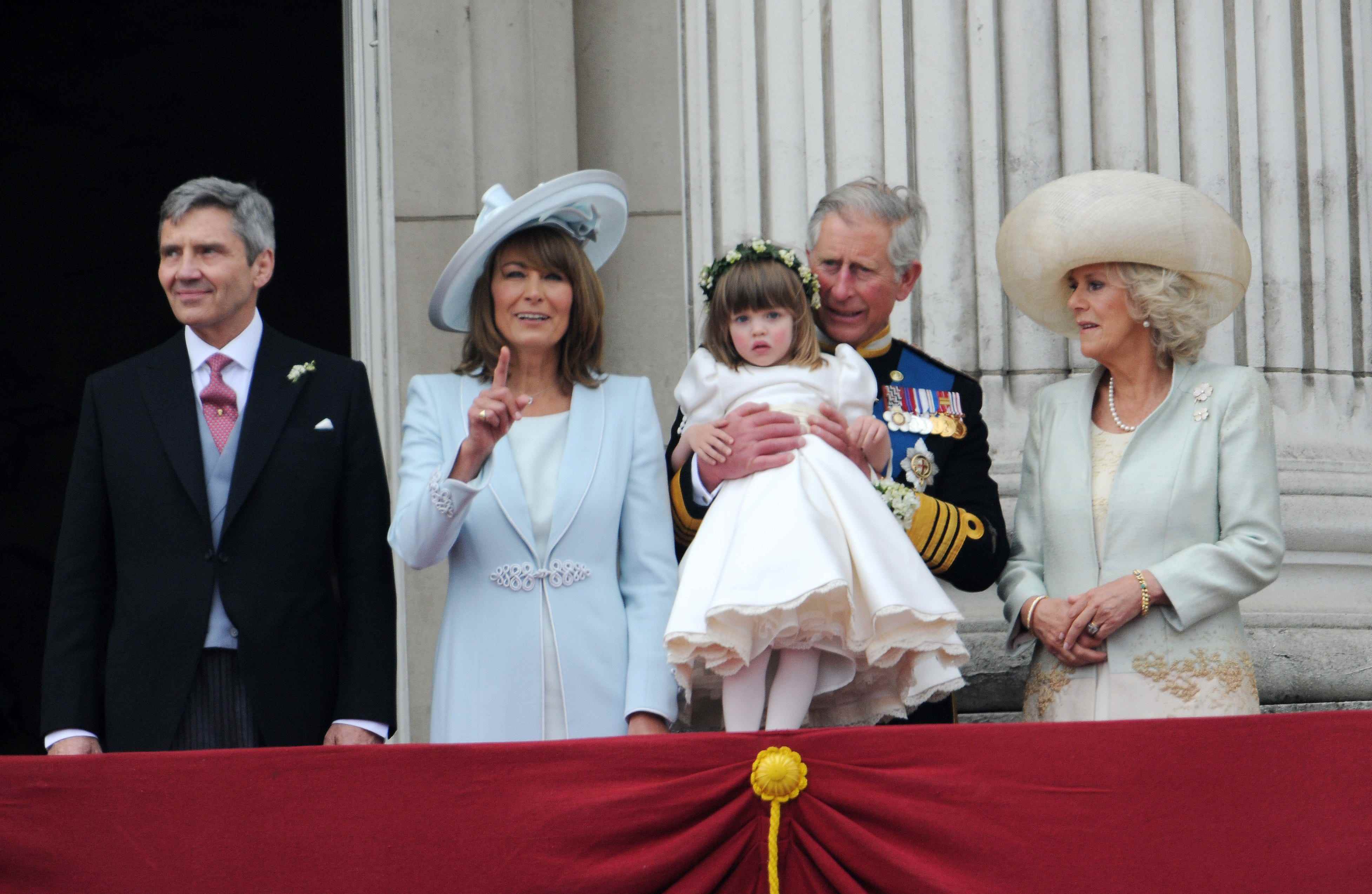 König Charles hält seine Stiefenkelin auf dem Balkon des Buckingham Palace