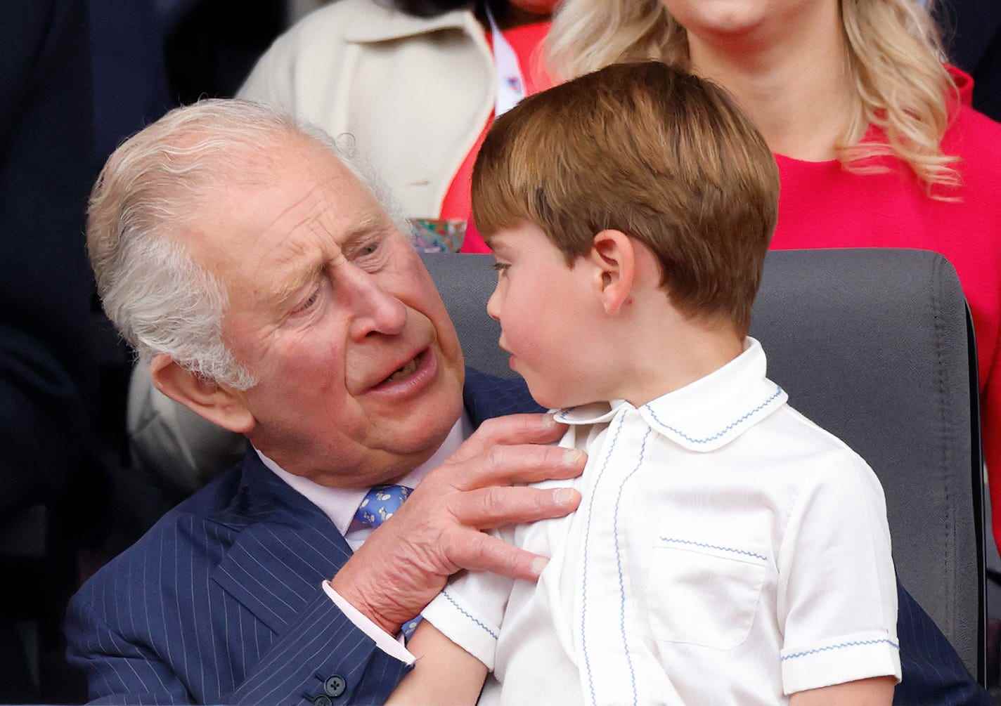 König Charles hält Prinz Louis auf seinem Schoß