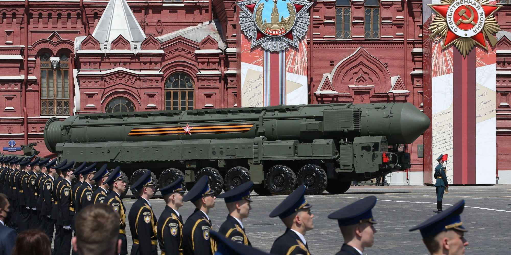 Während einer Parade in Moskau ist eine russische Atomrakete zu sehen.