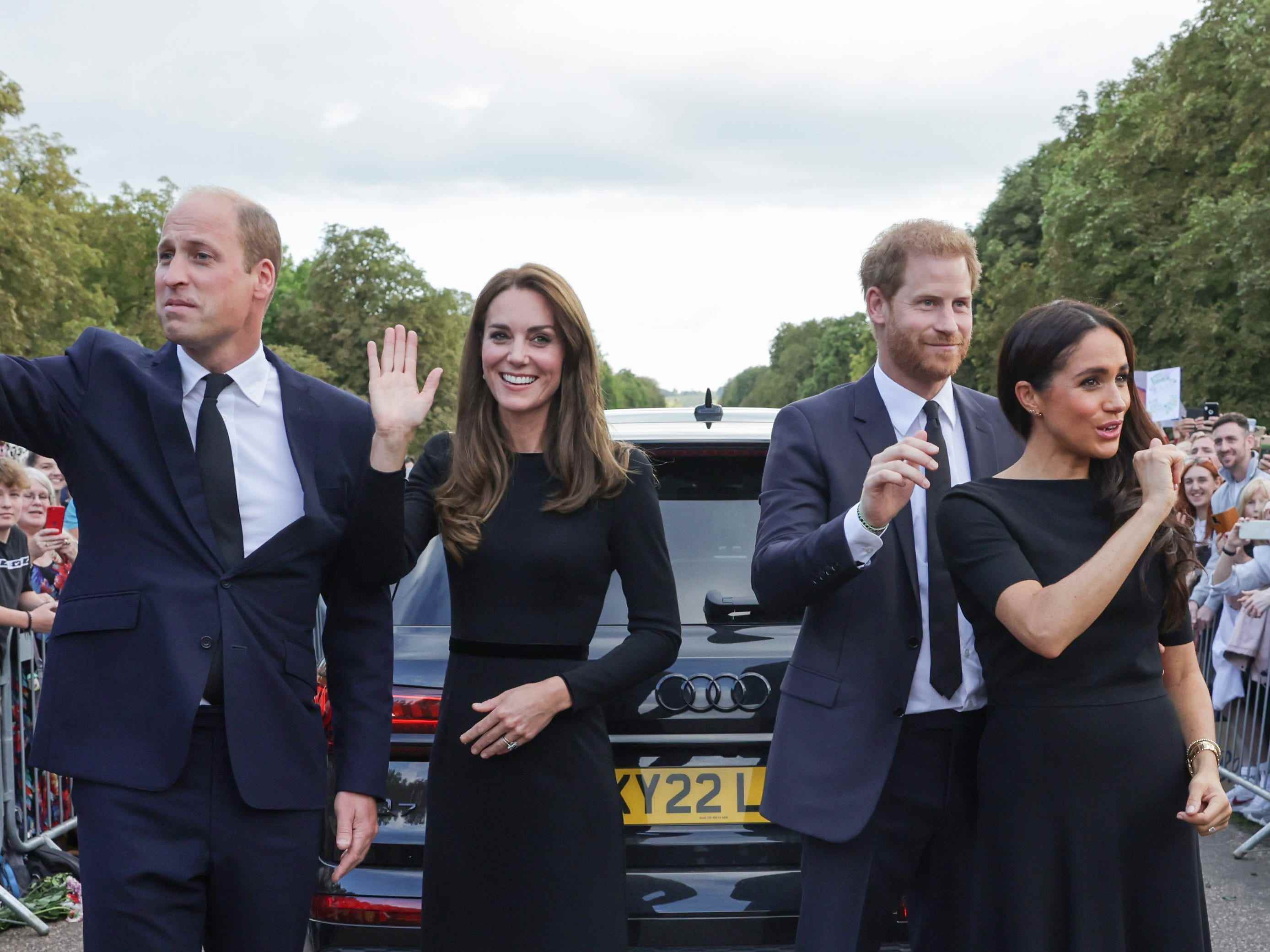 Prinz William, Prinzessin Kate, Prinz Harry und Meghan Markle winken, während sie um Schloss Windsor herumgehen