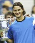 Ein junger Roger Federer mit seinen ungestylten Haaren. 