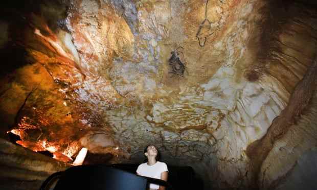 Grotte Cosquer, Marseille: Die ursprüngliche Grotte Cosquer ist mit 500 Werken prähistorischer Höhlenkunst geschmückt.  Es wurde 1985 von einem einheimischen Taucher entdeckt und liegt 37 Meter unter dem Meeresspiegel.  Diese nagelneue Nachbildung, die gerade auf der Esplanade von Marseille eröffnet wurde, bietet einen immersiven Eindruck der beeindruckenden antiken Höhle, die kleine, autonome Erkundungsfahrzeuge auf einer Reise unter dem Meeresspiegel mit sich bringt.