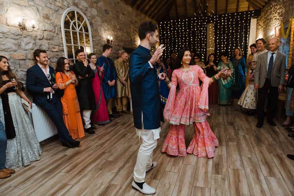 Alastair Spray und Angie Tiwari beim ersten Tanz auf ihrer Hochzeit.