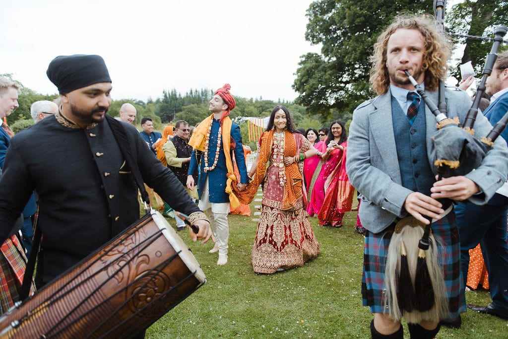 Bags and Pipes spielen bei der schottisch-indischen Hochzeit von Alastair Spray und Angie Tiwari.