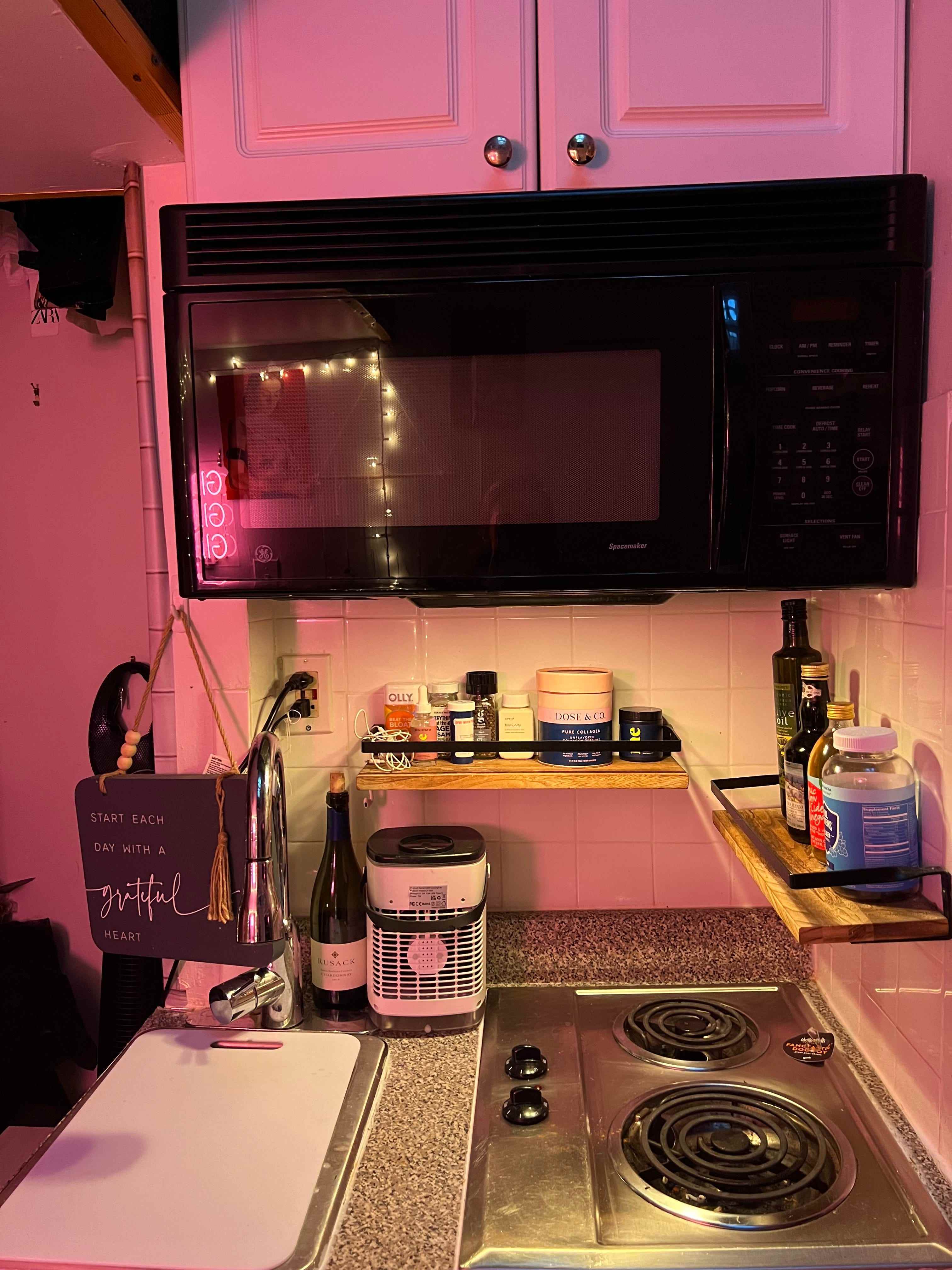 Die Küche von Alaina Randazzos 650-Dollar-Wohnung mit Mikrowelle und Zwei-Flammen-Herd