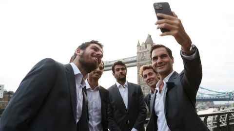 Federer macht vor dem Laver Cup 2022 ein Selfie mit seinen Teamkollegen von Team Europe.