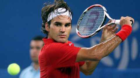 Federer spielt im Viertelfinale der Olympischen Spiele 2008 in Peking eine Rückhand.
