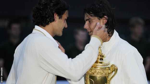 Roger Federer gratuliert Rafael Nadal zu seinem Sieg