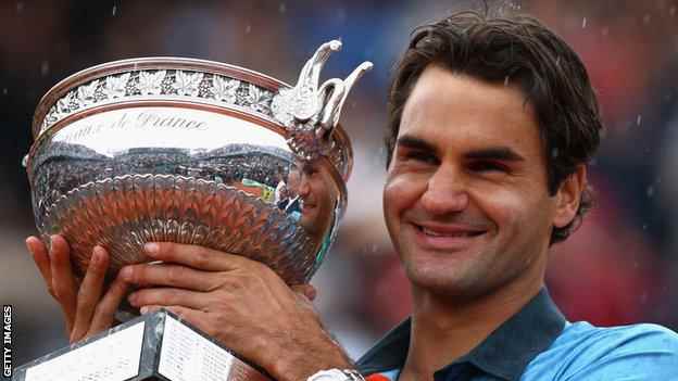 Roger Federer mit der French-Open-Trophäe