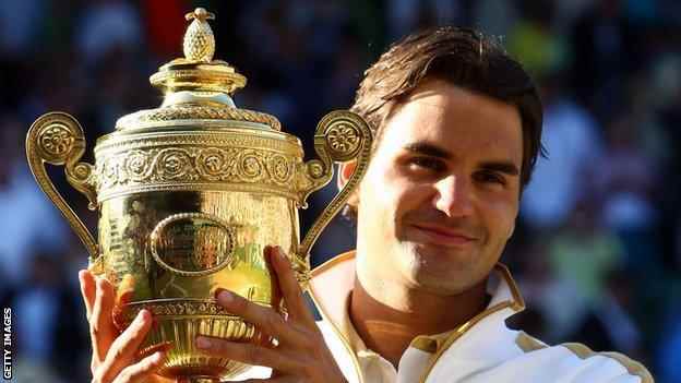 Roger Federer mit dem Wimbledon-Pokal 2009