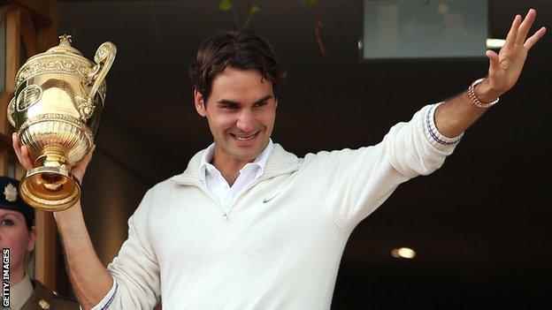 Roger Federer winkt 2012 dem Wimbledon-Publikum zu