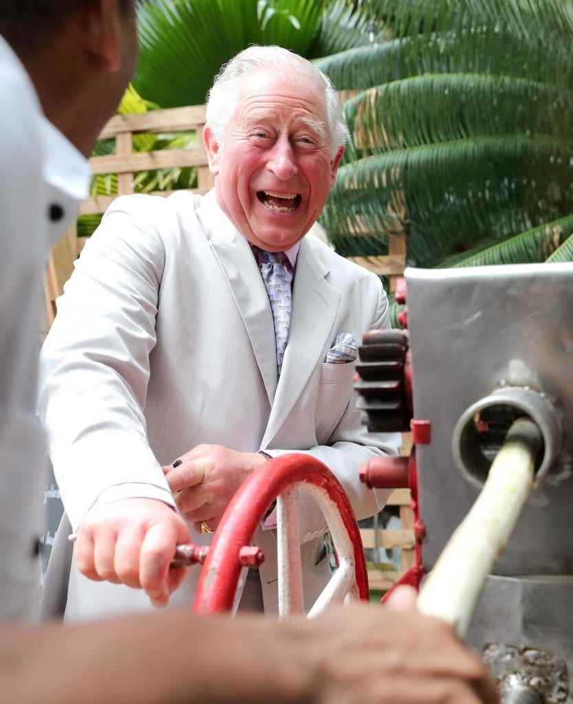 King Charles lacht, als er auf Kuba Zuckerrohr mahlt