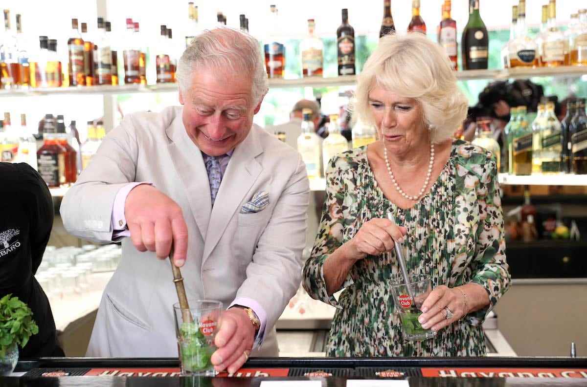 Prinz Charles und Camilla machen Drinks in Kuba