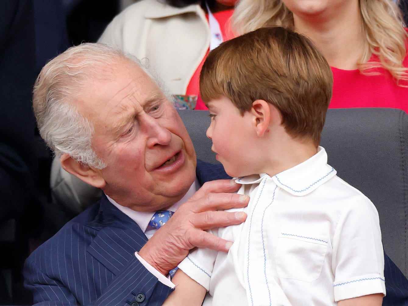König Charles hält Prinz Louis auf seinem Schoß