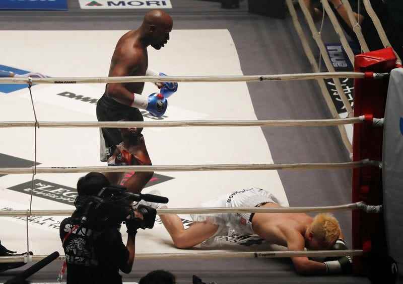 Boxen - Floyd Mayweather gegen Tenshin Nasukawa - Saitama Super Arena, Tokio, Japan - 31. Dezember 2018 Floyd Mayweather schlägt Tenshin Nasukawa in der ersten Runde REUTERS/Issei Kato nieder