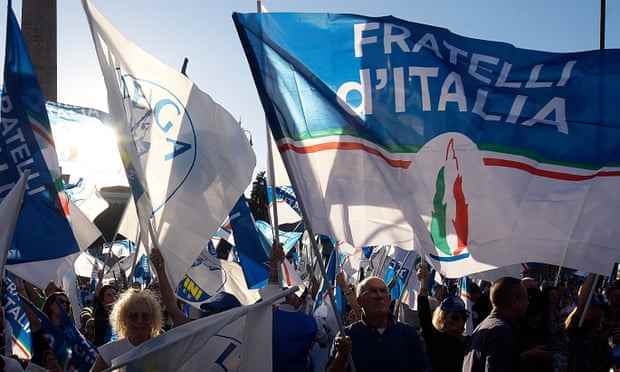 Das dreifarbige Logo der Brüder von Italien bei einer Kundgebung in Rom am Donnerstag