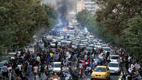Dutzende Menschen veranstalten eine Demonstration, um gegen den Tod einer 22-jährigen Frau zu protestieren, die am 21. September 2022 in Teheran, Iran, inhaftiert ist. 