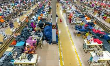 Textilarbeiterinnen in Bangladesch beklagen unzureichende Sicherheitsmaßnahmen und fehlenden Zugang zu Wasser und medizinischer Versorgung.