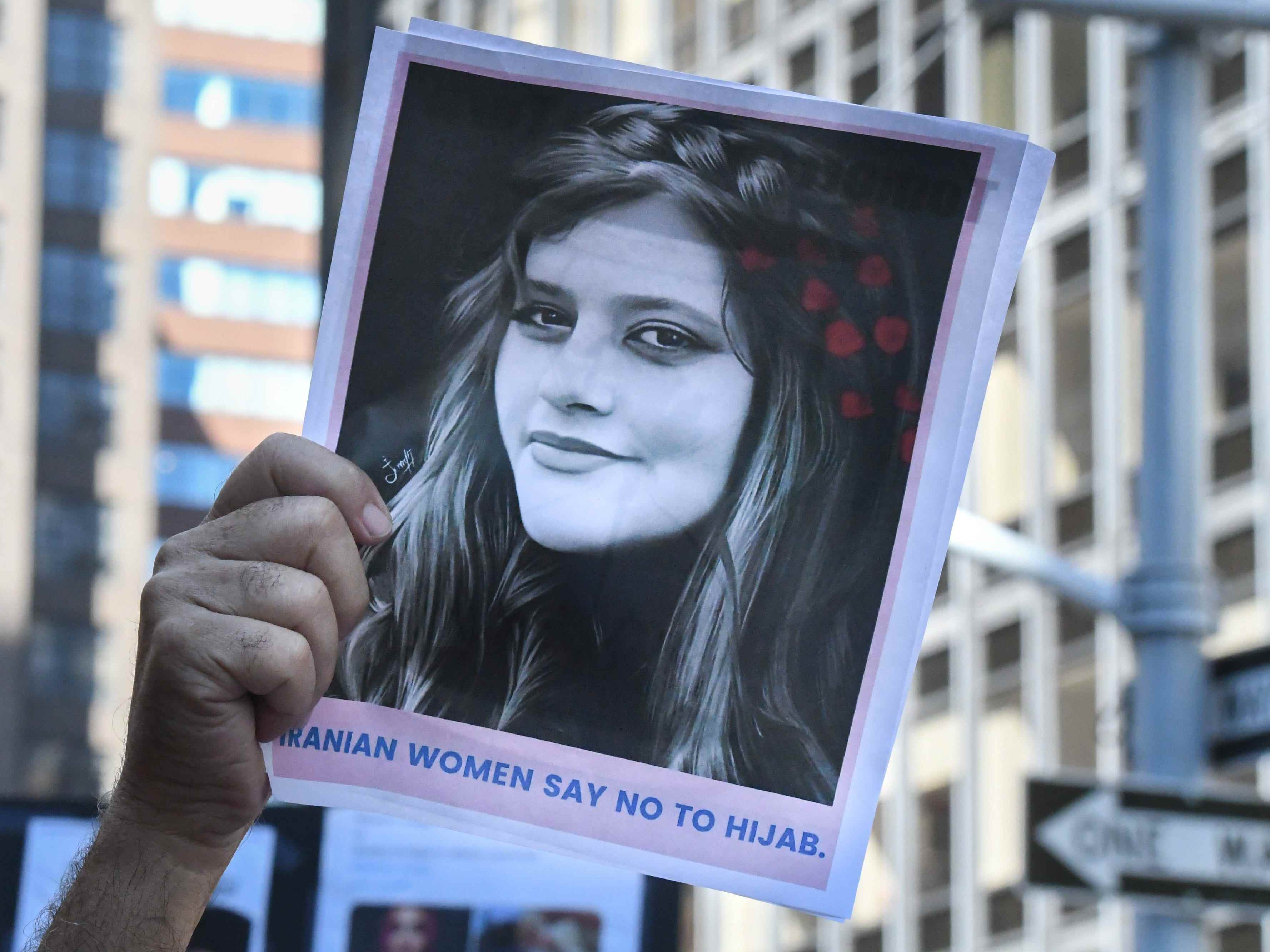 Mahsa Amini protestiert in NYC
