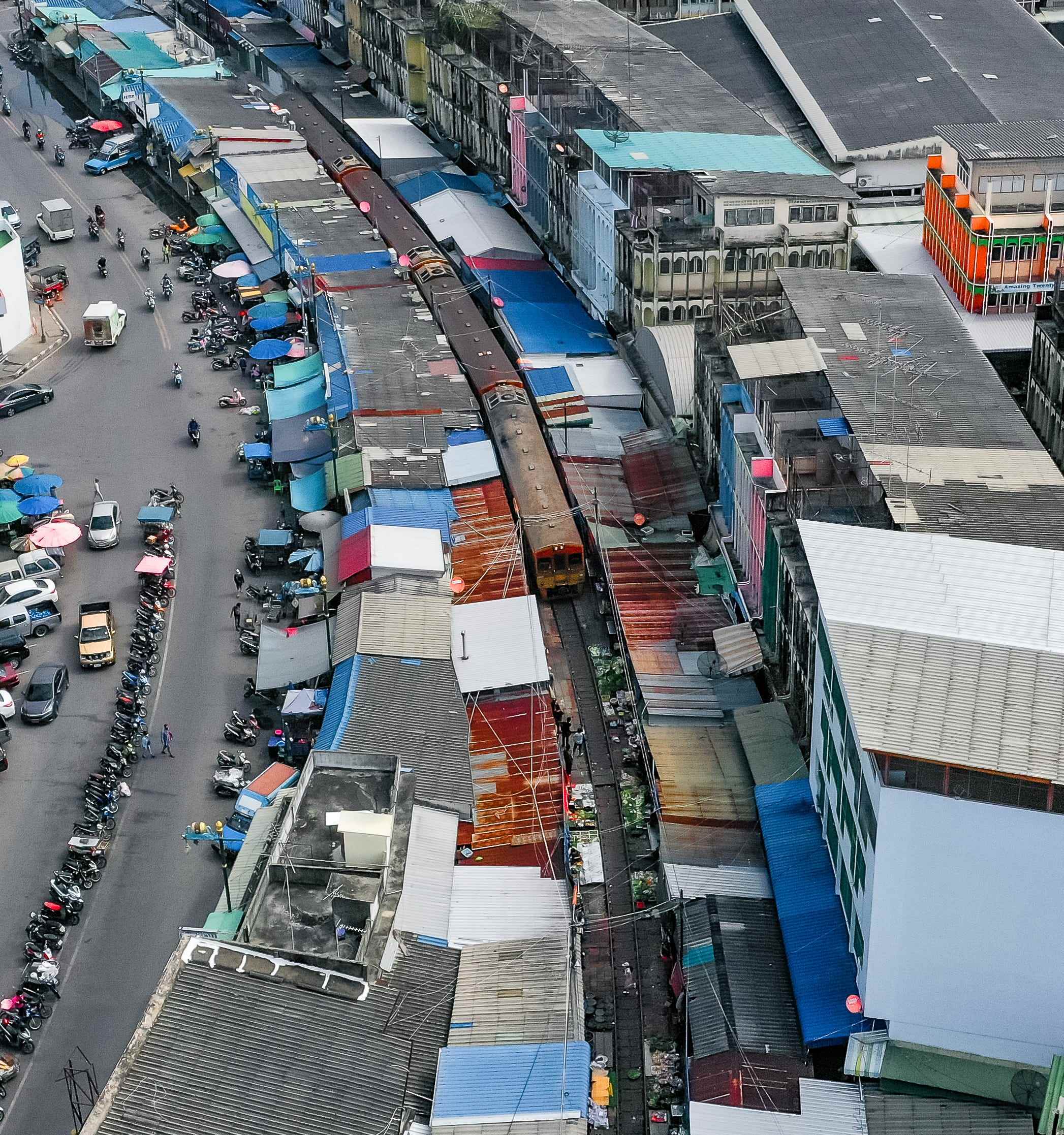 Ein Bild des Marktes mit einem durchfahrenden Zug.
