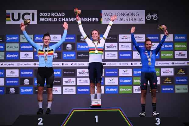 Annemiek van Vleuten fügt ihren Siegen bei der Tour de France Femmes, dem Giro d'Italia Donne und der Challenge by La Vuelta den Weltmeistertitel im Straßenrennen hinzu.