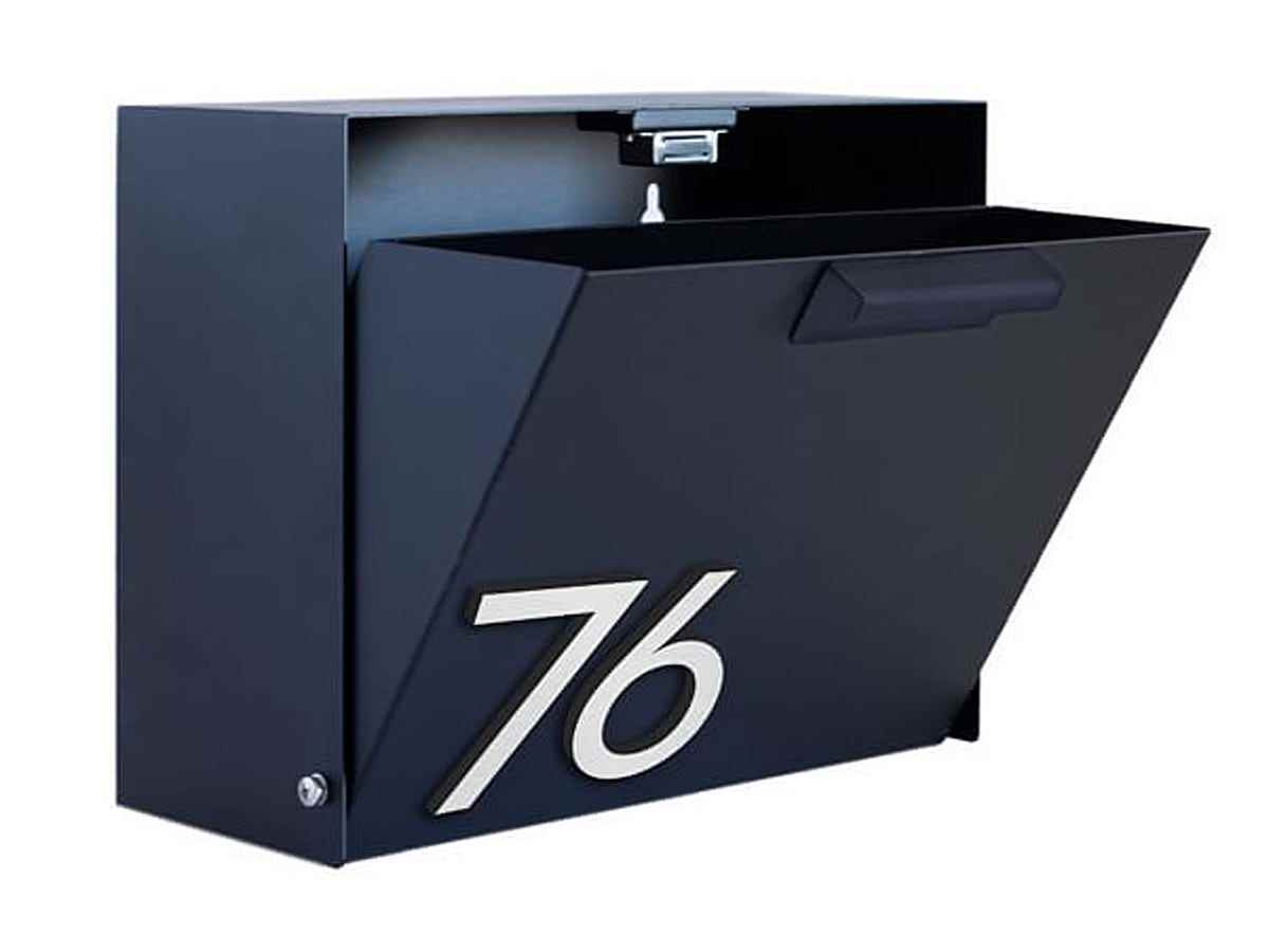 Ein moderner, sauber gefütterter schwarzer Briefkasten mit einer herausziehbaren Schublade ist mit den silbernen Zahlen „76“ unten links auf der Vorderseite des Kastens abgebildet.