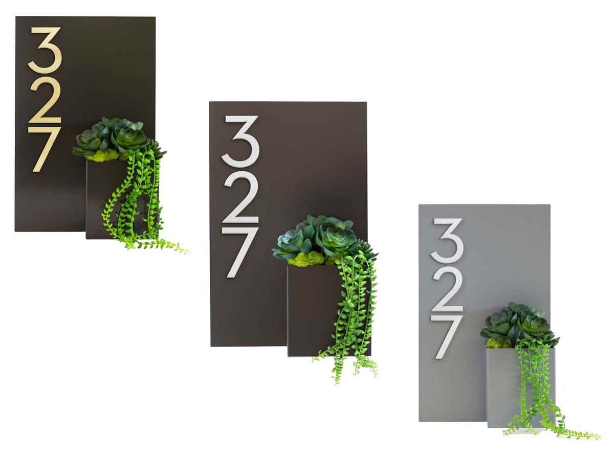 Drei verschiedene moderne Adressschilder mit eingebauten Pflanzgefäßen werden mit Sukkulenten im Inneren gezeigt.