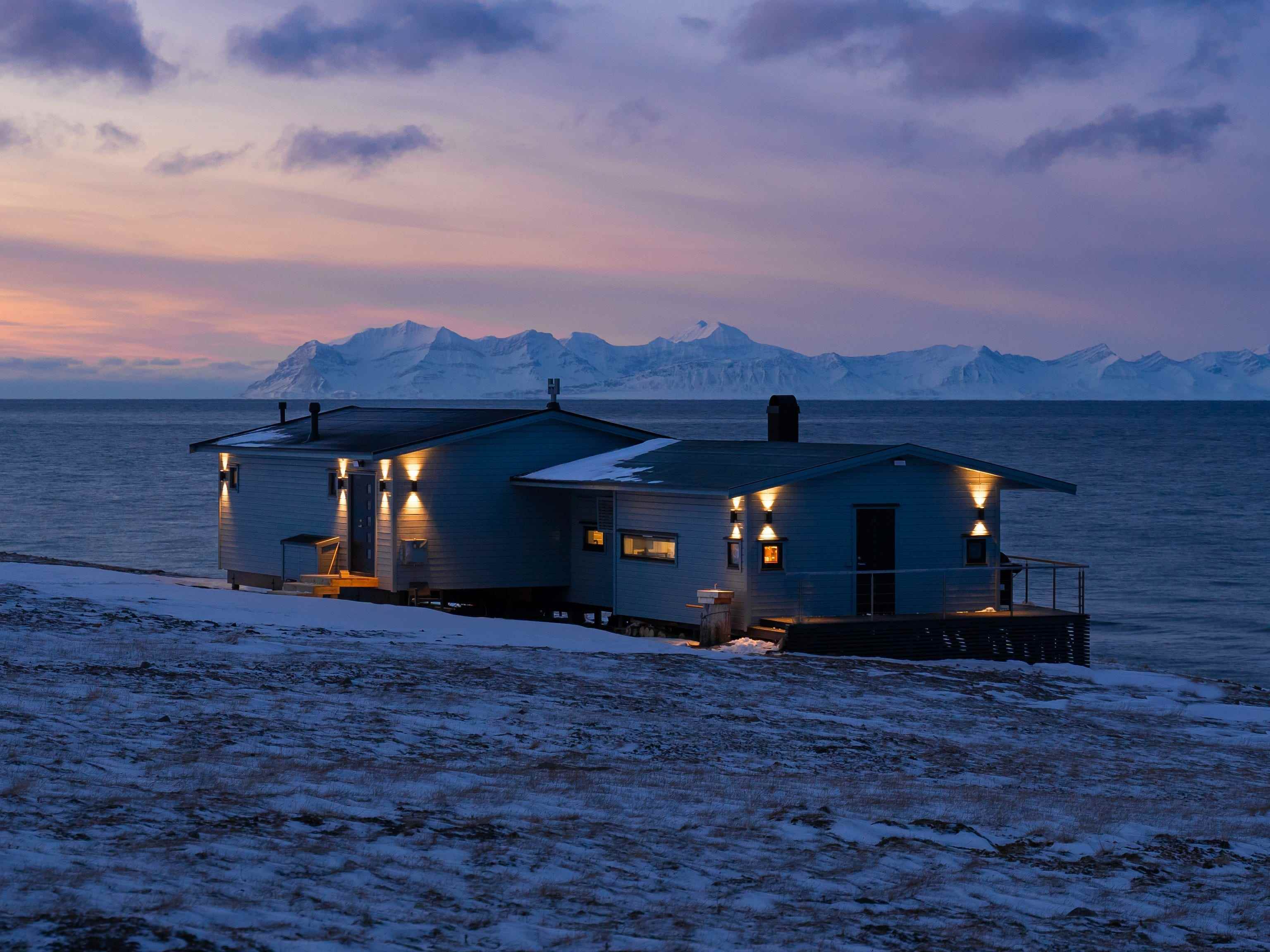 Cecilia Blomdahls Hütte in Longyearbyen, eines der wenigen Häuser dieser Art auf der Insel.