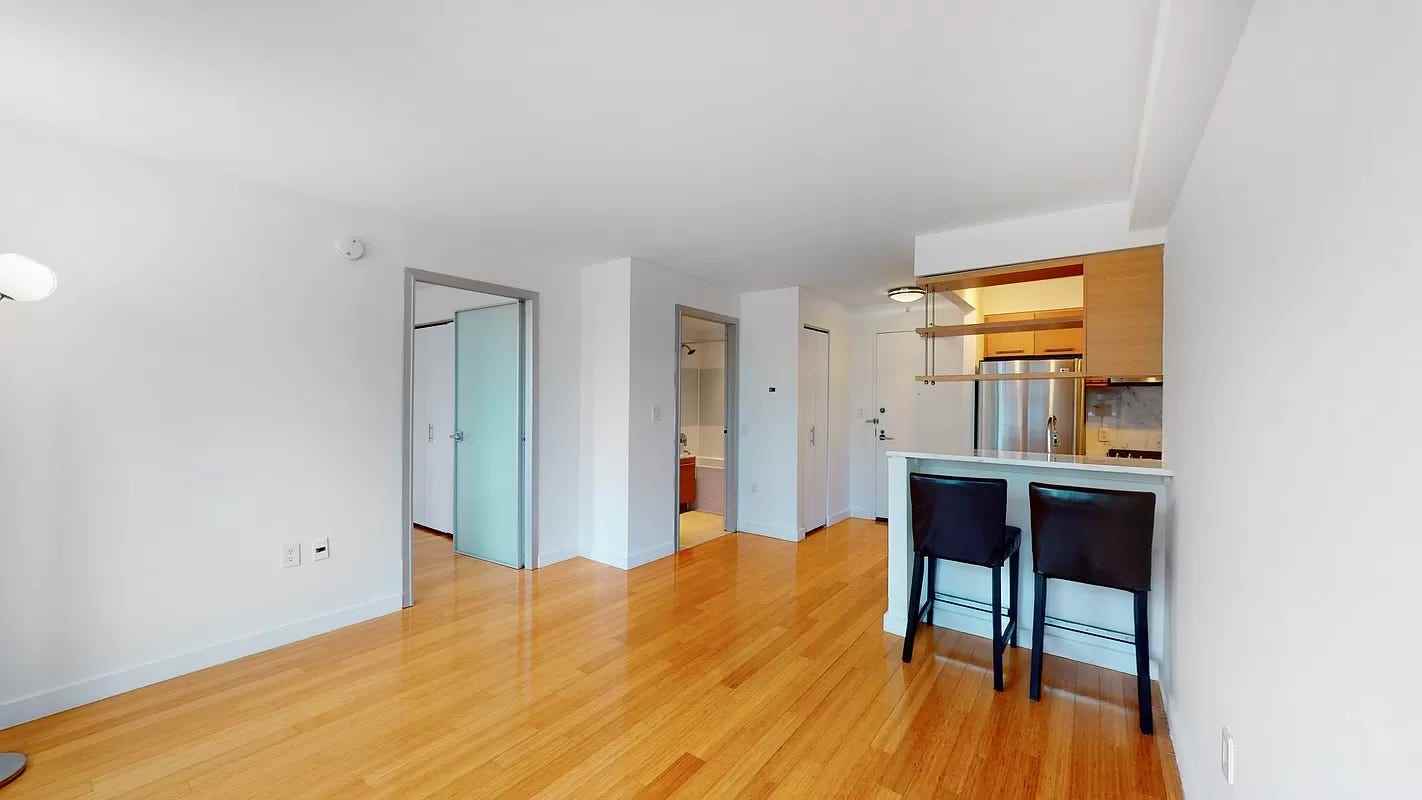 Leeres Wohnzimmer einer Wohnung in New York City zum Verkauf