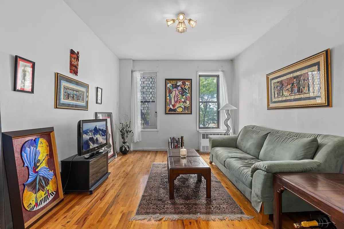 Wohnzimmer einer Wohnung in Crown Heights zum Verkauf auf StreetEasy.
