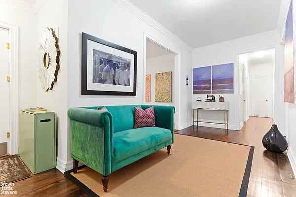Grüne Couch in Concourse-Wohnung zum Verkauf auf StreetEasy.