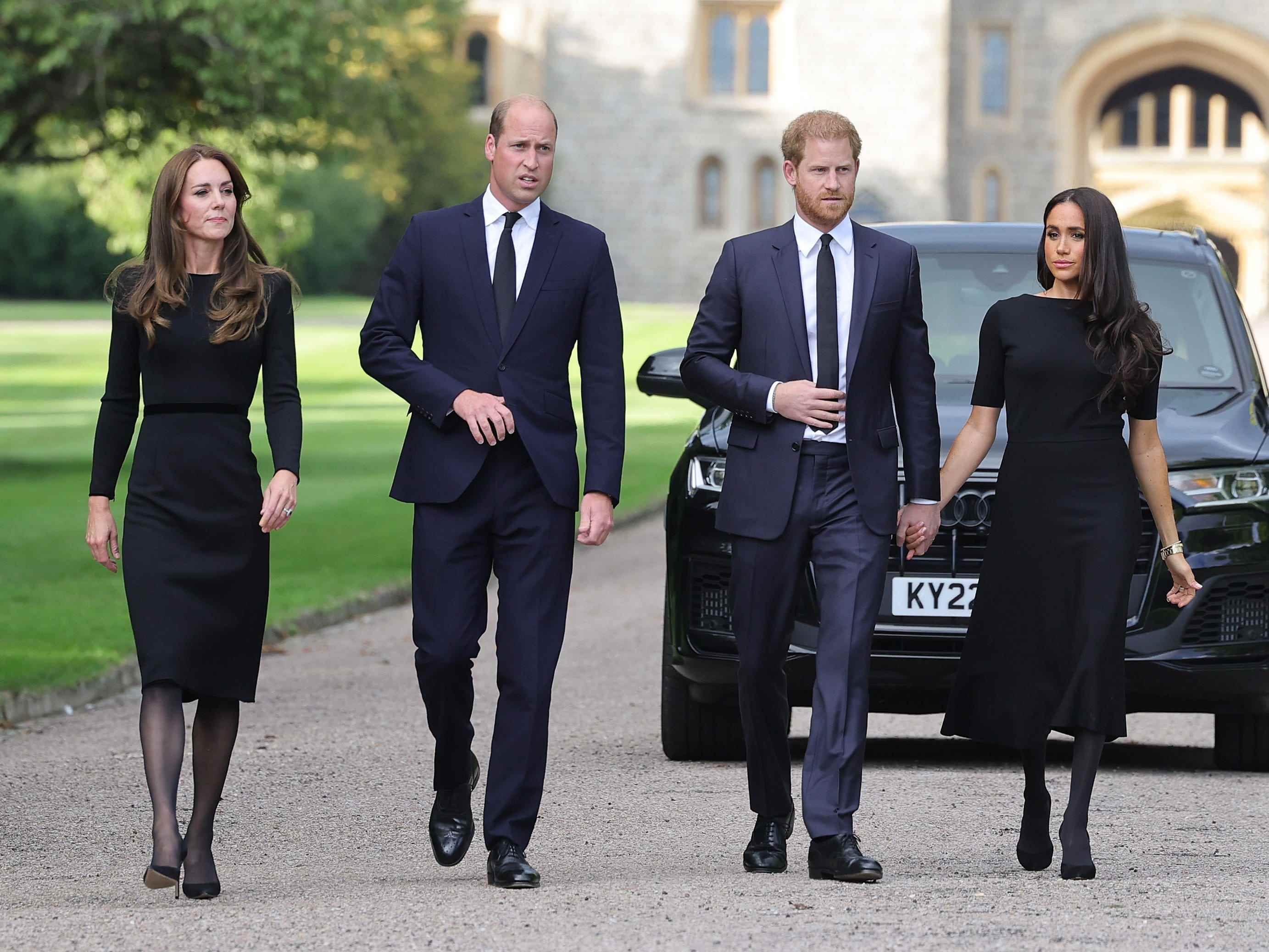 Der Prinz und die Prinzessin von Wales grüßen in Begleitung des Herzogs und der Herzogin von Sussex Gratulanten außerhalb von Windsor Castle
