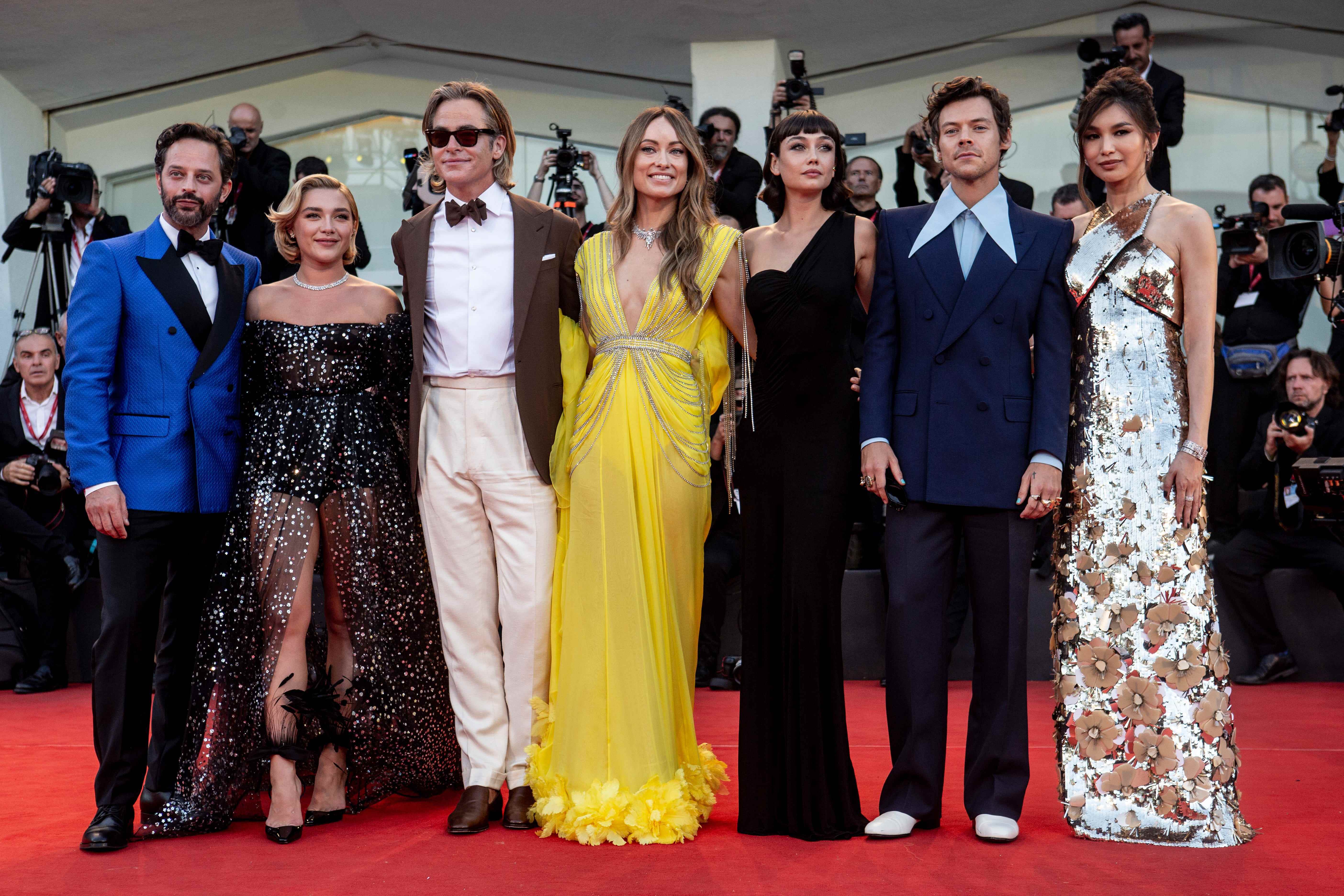 Die Besetzung von „Don’t Worry, Darling“, darunter Florence Pugh in einem schwarzen Kleid, Olivia Wilde in einem gelben Kleid und Harry Styles in einem marineblauen Anzug, auf dem roten Teppich beim Filmfestival in Venedig zur Premiere des Films.