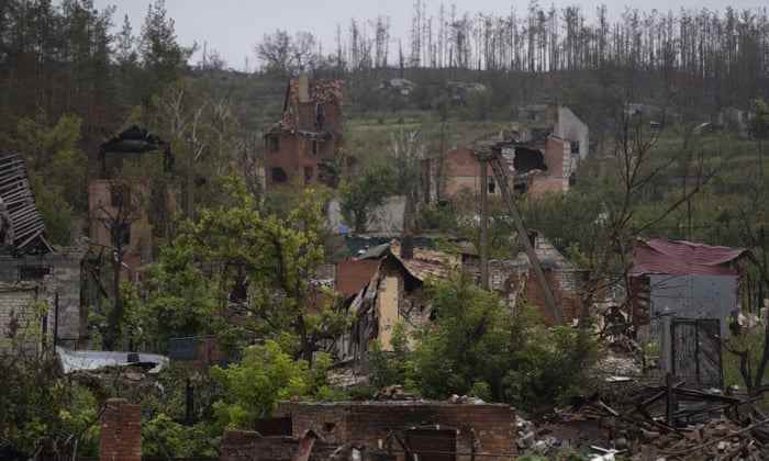 Zerstörte Häuser im Dorf Bohorodychne in der Ostukraine