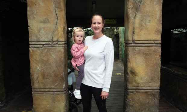 Katie Fenton-Green, Sportlehrerin, mit ihrer Tochter Nell im Tropical World in Roundhay