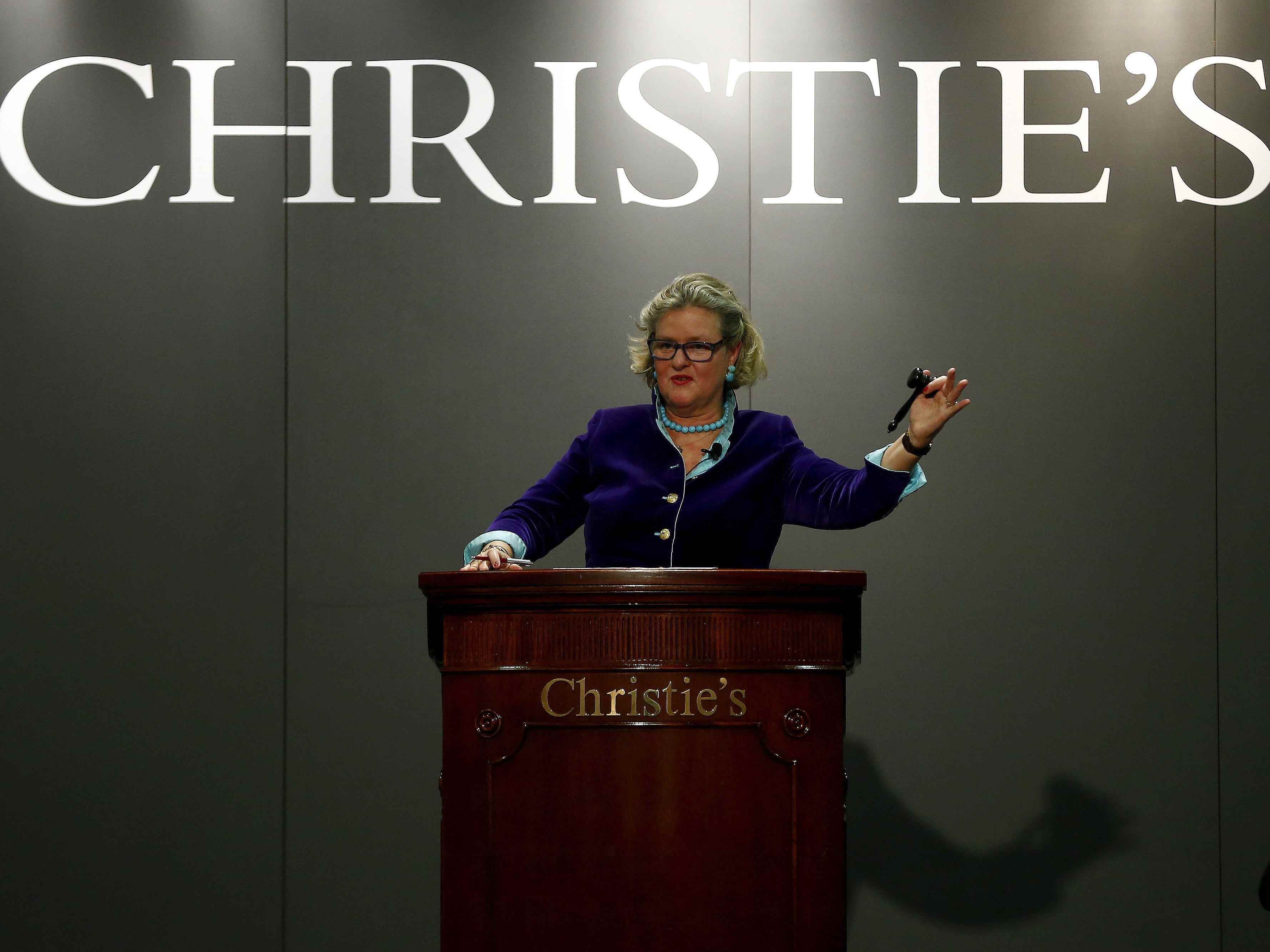 Auktionatorin Christiane Graefin zu Rantzau hält den Hammer hoch, während sie auf Angebote während einer Christie's-Auktion von 93 Schweizer Kunstwerken in Zürich, Schweiz, wartet.