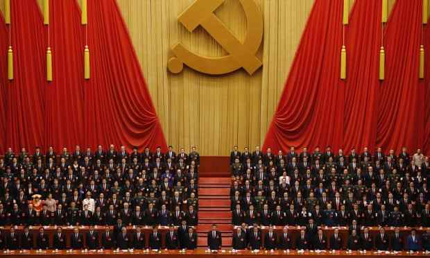 Chinas Präsident Xi Jinping steht mit Delegierten bei der Abschlusszeremonie des 19. Parteitags in Peking.