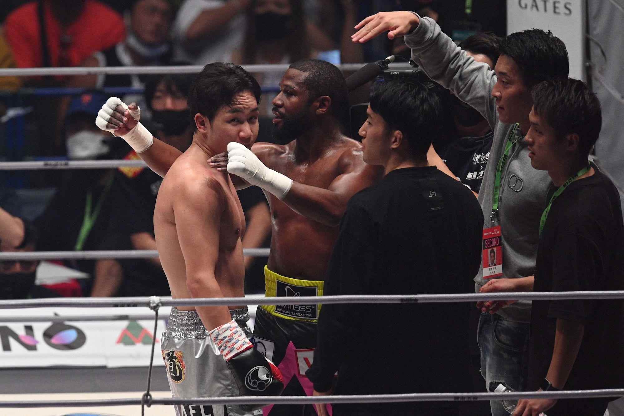 Floyd Mayweather umarmt Mikuru Asakura, nachdem er ihn in Runde zwei geschlagen hat.