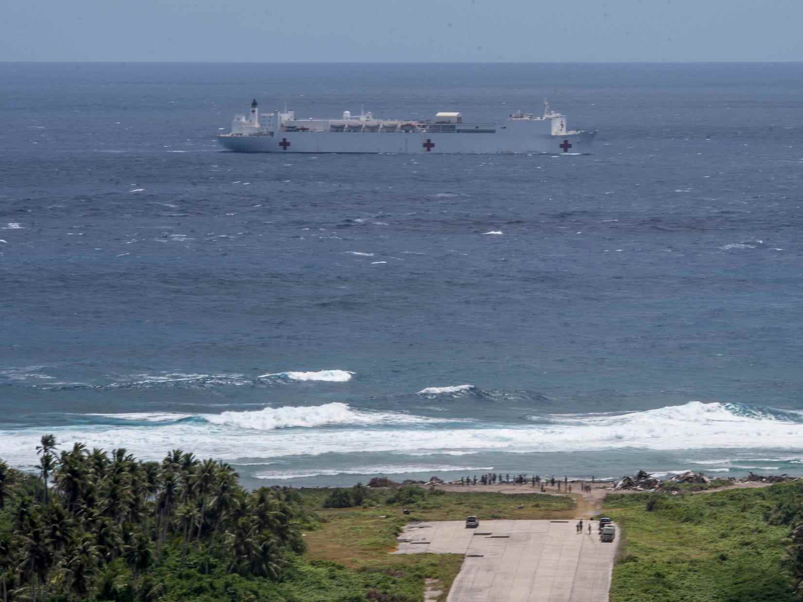 US-Krankenhausschiff USNS Mercy in der Nähe des Ulithi-Atolls