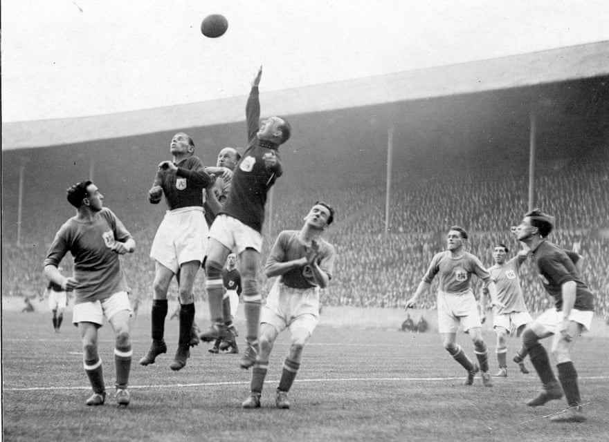 Der Torhüter von Cardiff, Tom Farquharson, springt, um einen Angriff von Arsenal unter dem Druck von Charlie Buchan im FA Cup-Finale 1927 zu parieren.