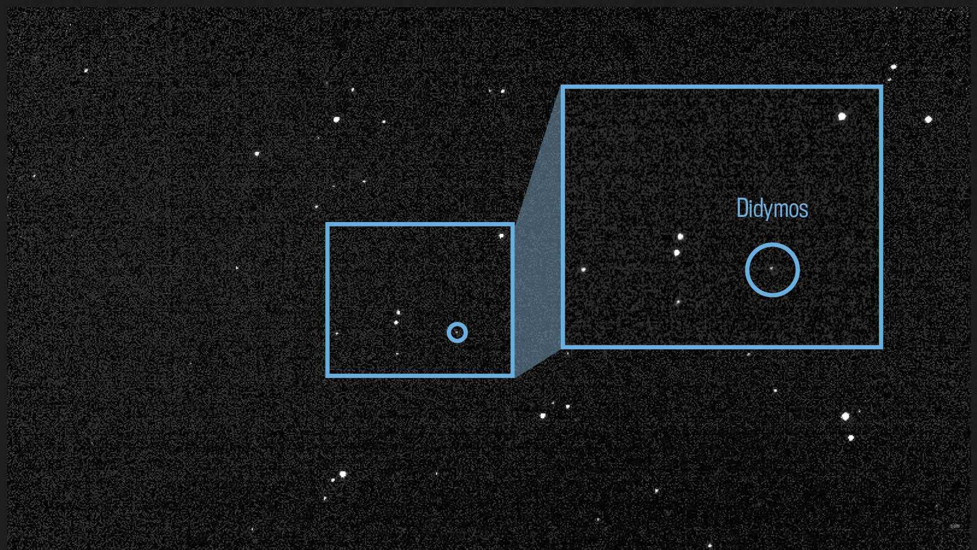 Dieses Bild des Lichts des Asteroiden Didymos und seines umkreisenden Mondes Dimorphos ist ein Komposit aus 243 Bildern, die am 27. Juli 2022 von der Didymos Reconnaissance and Asteroid Camera for Optical Navigation (DRACO) aufgenommen wurden.
