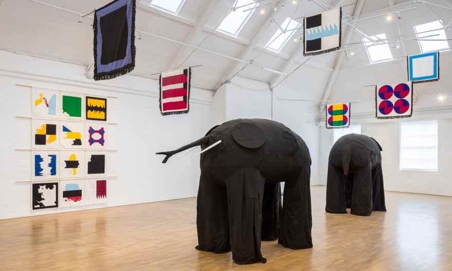 Das Gewicht des Lernens … New Liberia, bei Modern Art Oxford, zeigte Elefanten aus Gelehrtengewändern.