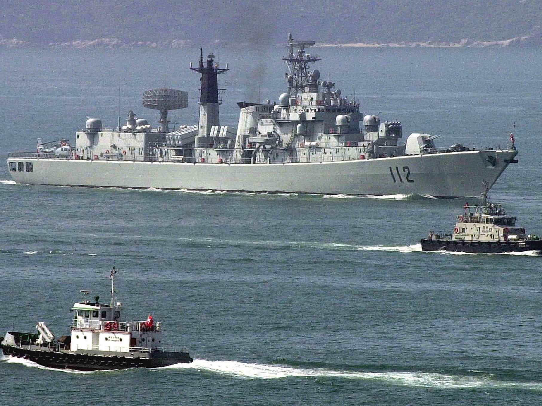Chinas Lenkwaffen-Zerstörer Harbin wird Anfang des 30. April 2004 als Teil einer Task Force, die das Gebiet besucht, nach Hongkong eskortiert.