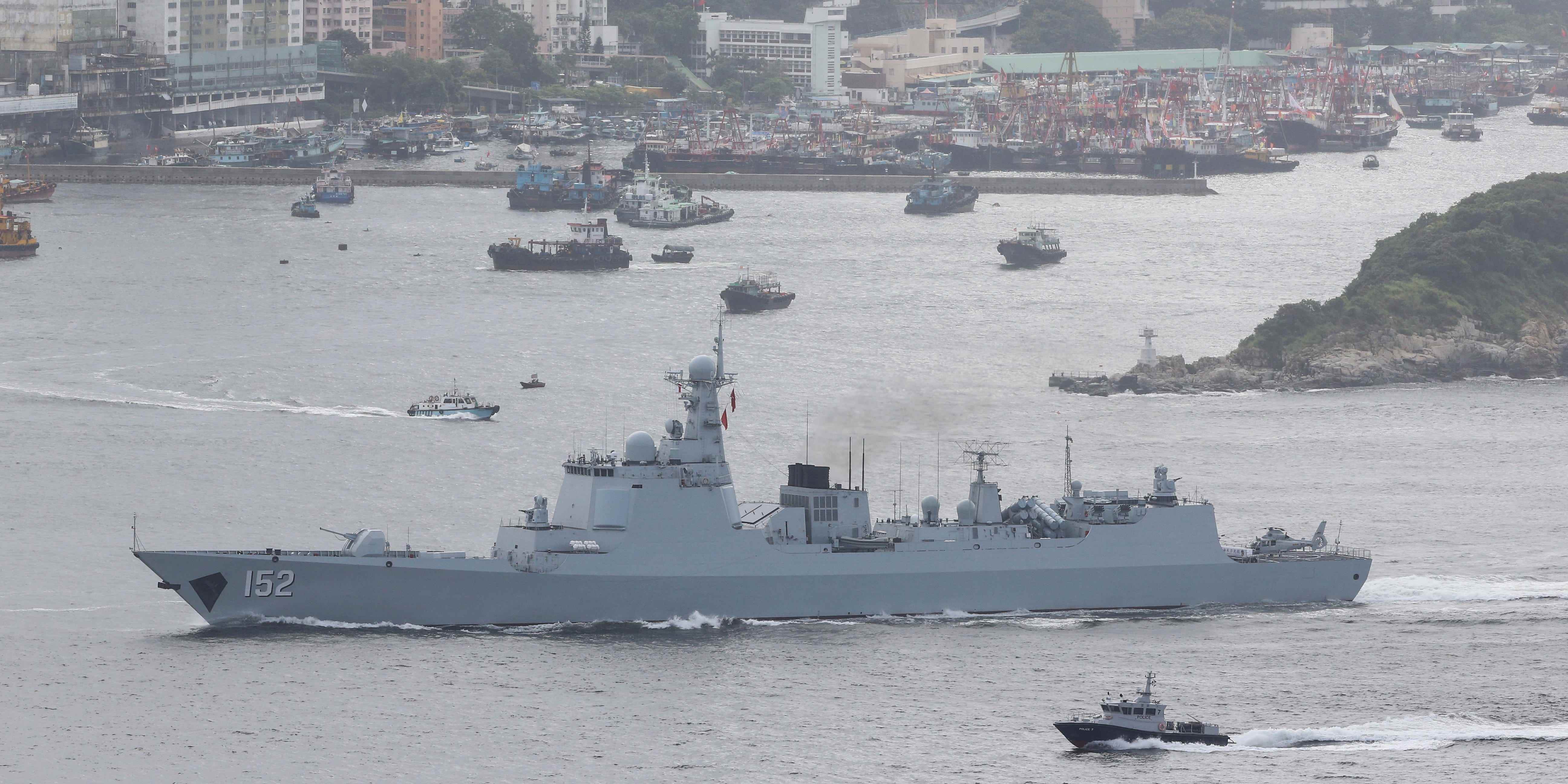 Der Zerstörer Jinan vom Typ 052C dringt aus dem Süden Hongkongs in die Gewässer Hongkongs ein.
